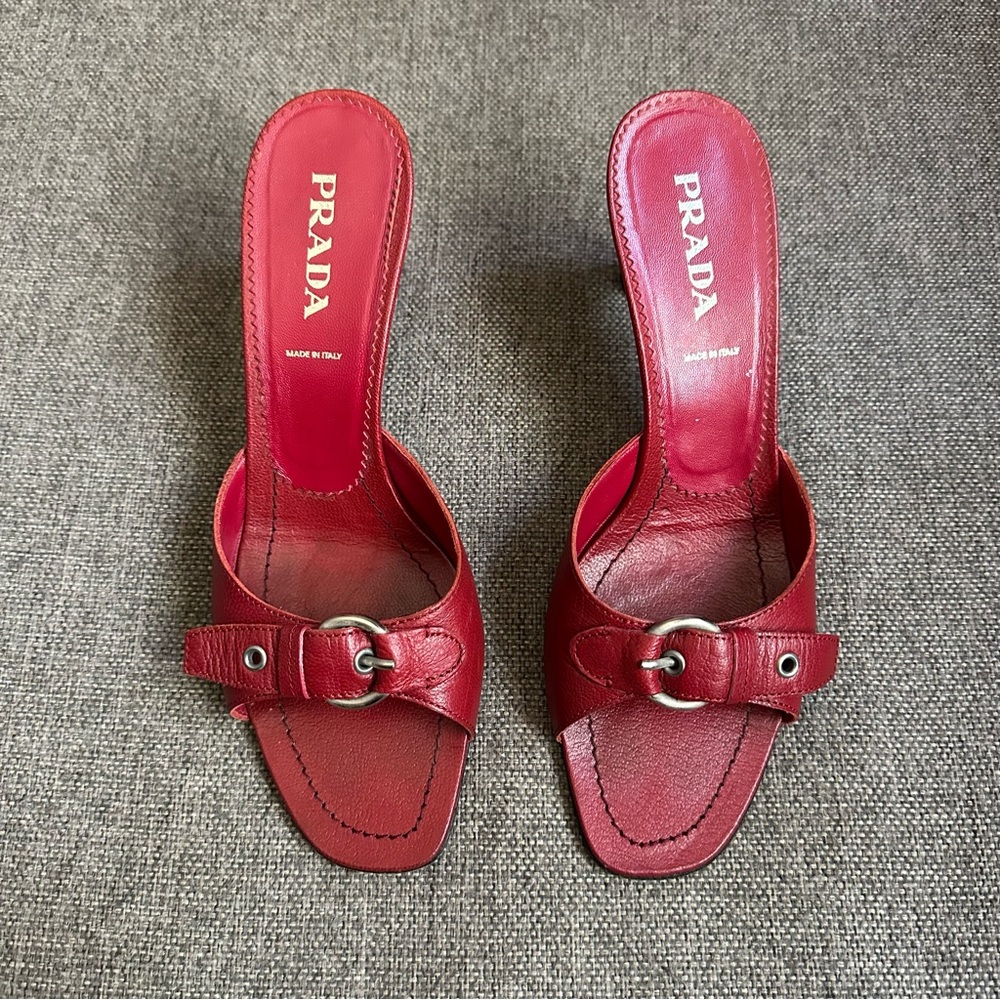 Vintage Prada buckled red leather heeled sandals - Picture 3 of 8